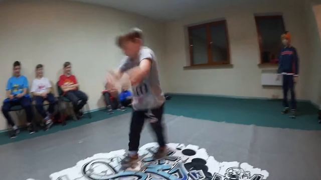 ДРУЖНЫЙ БАТТЛ | НАЧИНАЮЩИЕ 1-2 КРУГ I SERIOUS DANCE SCHOOL смотреть онлайн