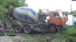 Бетономешалка на 8 сотках. Заливка фундамента под баню на даче..