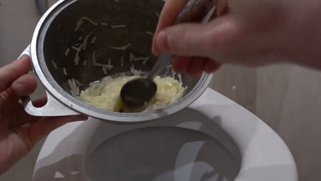 Кормлю унитаз МАКАРОНАМИ смотреть онлайн