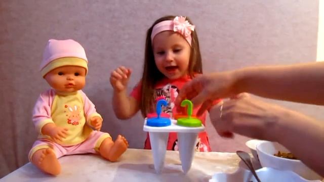 Шоколадное мороженое . Даша и ее кукла НЕНУКО готовят шоколадное мороженое.. смотреть онлайн