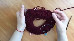 Берет спицами с красивым узором