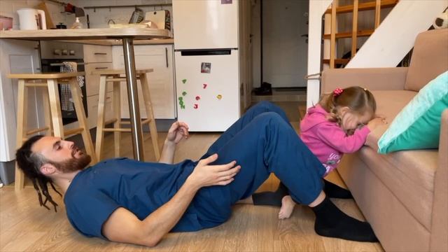 Как научить ребенка ходить | Учимся делать первые шаги смотреть онлайн