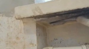 Демонтируем старый подоконник.  We dismantle the old window sill.