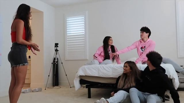 РАЗЫГРЫВАЕМ ДРУЗЕЙ  с нашими девушками близнецами