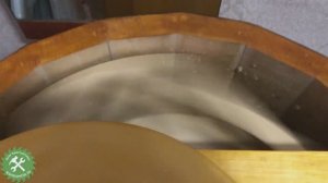 Откачка меда в деревянной медогонке