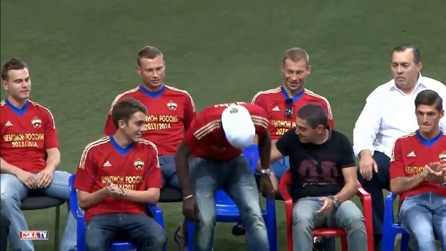 Вася Березуцкий убирает стул из-под Сейду Думбия смотреть онлайн