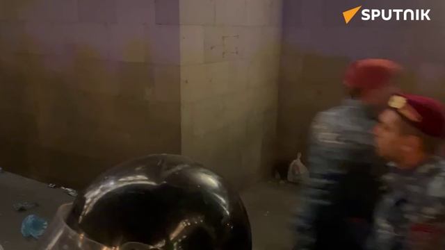 На площади Республики в Ереване снова задержания смотреть онлайн