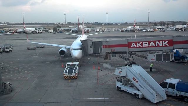 Подготовка самолёта к вылету в аэропорту Стамбула timelapse смотреть онлайн