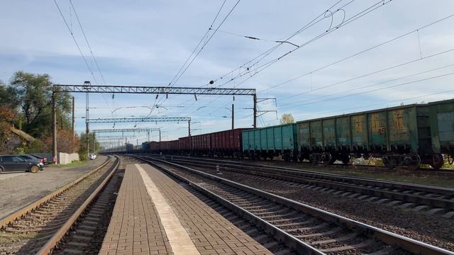 Электровоз ВЛ80С-1868/1873 пропускает ЭП1М-560 С пассажирскими вагонами смотреть онлайн