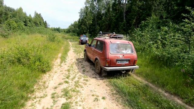 Две стандартные Нивы в поисках бездорожья. Вся грязь высохла, но мы ее нашли в лесу. смотреть онлайн