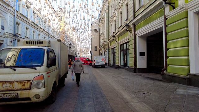 Gorgeous walk in Moscow in early spring смотреть онлайн