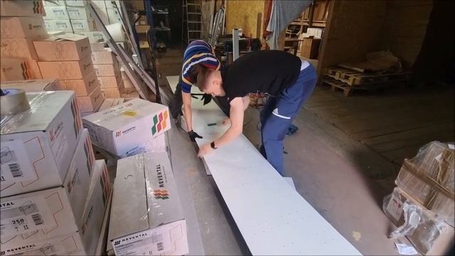 Сборка образца с декоративными ламелями из композитных панелей для ресторана в Санкт-Петербурге