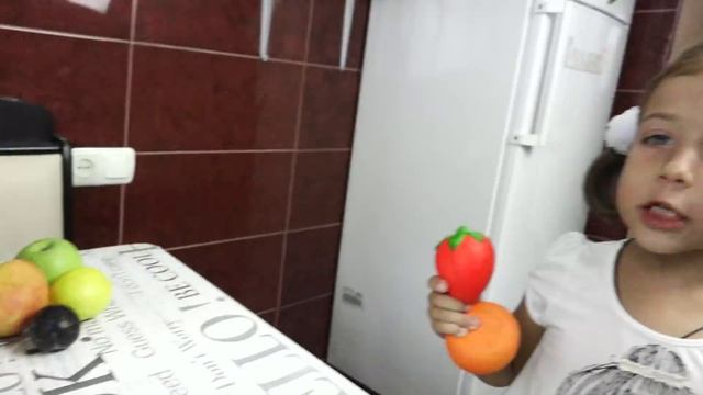 Эмилюша и Реборн Лиза красят фрукты Пальчиковые краски смотреть онлайн
