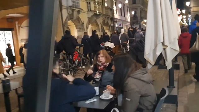 Италия Падуя вечерняя тусовка итальянцев смотреть онлайн