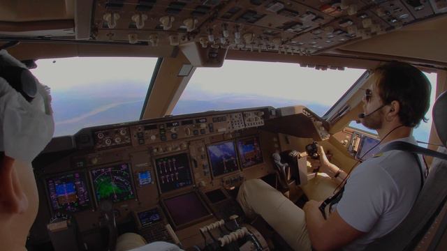 (4K) BOEING 747 VISUAL APPROACH AT KRASNOYARSK (UNKL)//ВИЗУАЛЬНЫЙ НА БОИНГЕ 747 В КРАСНОЯРСКЕ смотреть онлайн
