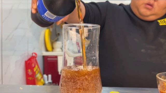 炸鸡配可乐，猴哥做挂酱鸡排，蘸上秘制料汁，一口下去满是肉感！【胖猴仔】 смотреть онлайн