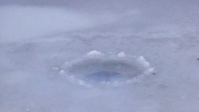 ПЕТАРДЫ. БРОСАЕМ МОЩНЫЕ ПЕТАРДЫ НА ЛЁД. БОЛЬШИЕ ВОРОНКИ КРАТЕРЫ. смотреть онлайн