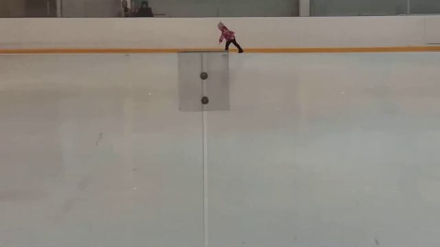 Наши фигуристы 1 год обучения и детки постарше, родители жестко контролируют детей))) смотреть онлайн