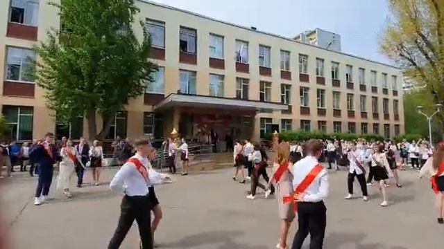 Танец выпускников на последнем звонке. смотреть онлайн