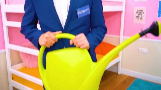 Богатая Студентка vs Бедная Студентка! Кто Будет Встречаться с Популярным vs Непопулярным Парнем смотреть онлайн