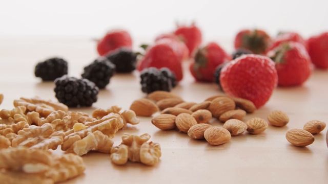 ЭТИ ПРОДУКТЫ нужно есть ПОСЛЕ 50! Полный список смотреть онлайн