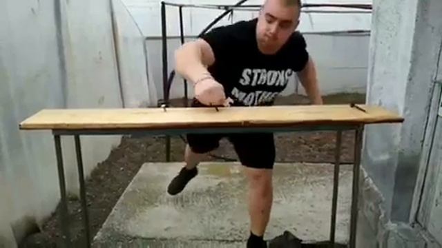 Hammering nails with bare hand / забивание гвозди с голой рукой смотреть онлайн