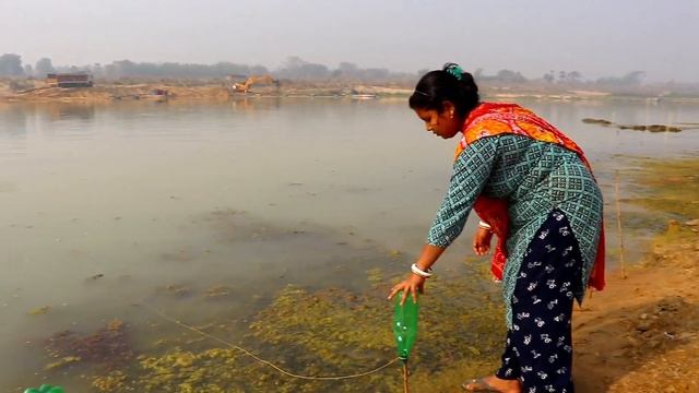 Fishing Trap || Beautiful village girl catching fish with new method using bottle || Best Hook Trap смотреть онлайн