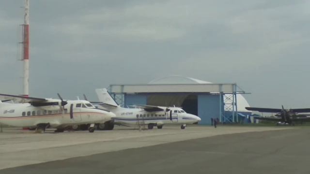 Запуск и взлёт самолёта Л-410 с парашютистами на борту смотреть онлайн