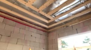 Холодный чердак. Конструкция чердака. Дом из газобетона с вальмовой крышей.