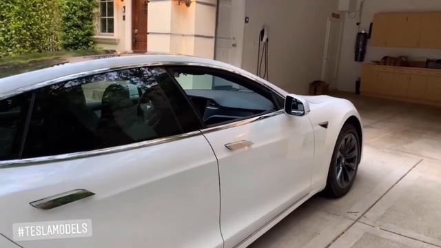 ? Теслу с ноги?? Да, легко! - Ножной сенсор открытия багажника и доводчики дверей на Tesla model S смотреть онлайн