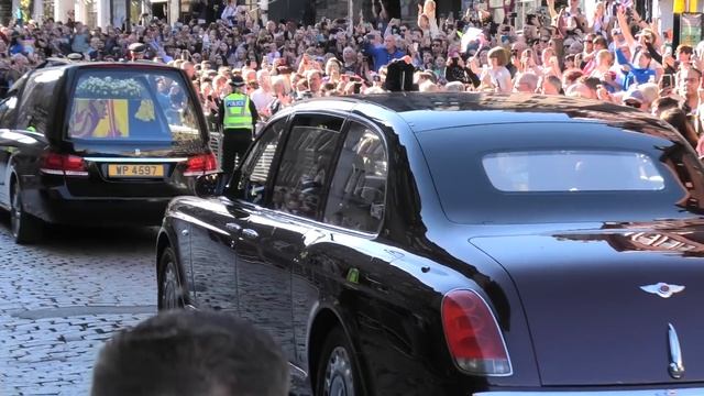 Scotland the Brave played for the Queen at Royal Mile for the last time смотреть онлайн
