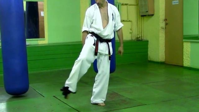 Каратэ Киокушинкай - УТЯЖЕЛЕНИЕ ДЛЯ НОГ - тренировка ( KYOKUSHIN KARATE -TRAINING ) смотреть онлайн