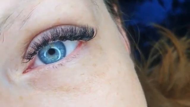 4-6д объем. Наращивание ресниц. Работа ученицы на повышении. смотреть онлайн