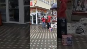 Слепой парень классно поет