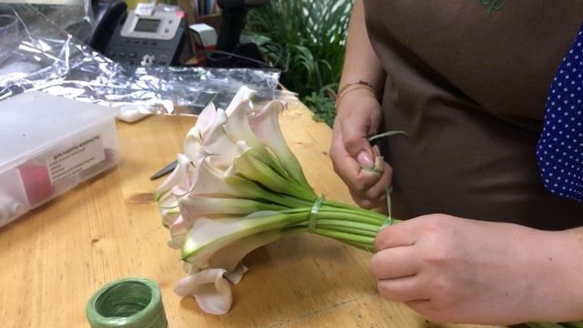 Букет невесты из бело-розовых калл | Сборка реального свадебного букета смотреть онлайн
