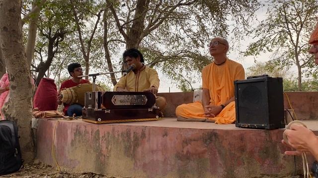 Битту Маллик киртан Джая Радха Мадхава Учхагаон, деревня Шри Лолиты смотреть онлайн