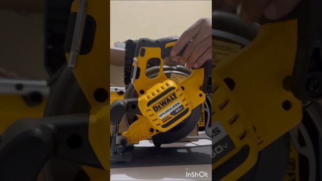 dewalt cordless circular saw DCS578. late unboxing video