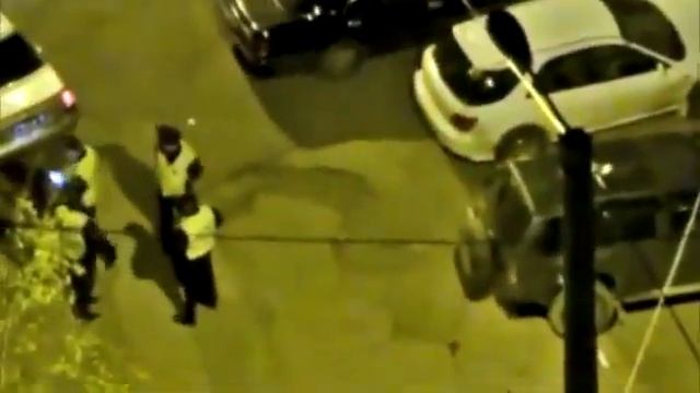 Гаишник прокалывает колеса автомобиля во Владивостоке (хорошее качество) смотреть онлайн