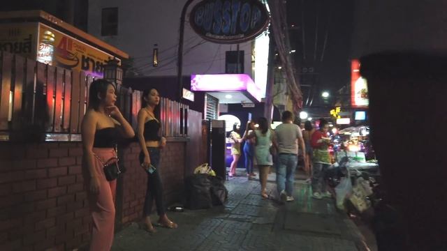 Thermae Cafe Street To Soi 4 Nana Plaza Walking Around So Many Freelancers! смотреть онлайн
