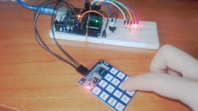 Piano con teclado matricial capacitivo TTP229 de 16 canales y un zumbador смотреть онлайн