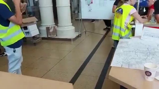 ГЕРМАНИЯ🇩🇪.УКРАИНСКИЕ🇺🇦 БЕЖЕНЦЫ.БУДЕШЬ УМИРАТЬ- СТАКАНА ВОДЫ НЕ ДАДУТ.ОТКАЗАЛИ В ПОМОЩИ😱😱😱 смотреть онлайн