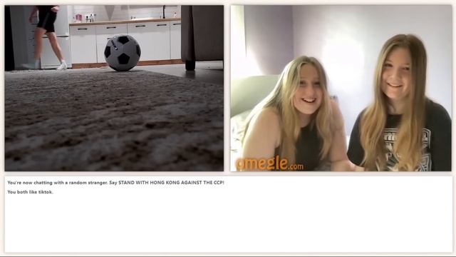 Ball unexpectedly HITS MY CAMERA | Omegle prank смотреть онлайн