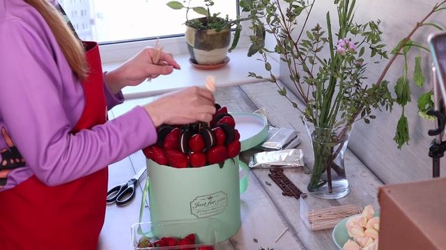 Открытый Мастер-класс. Сборка клубничного букета в шляпной коробке! смотреть онлайн