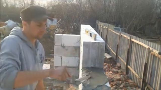 КАК Я ПИЛЮ ГАЗОБЕТОННЫЕ БЛОКИ, ПРОДОЛЖАЕМ КЛАСТЬ 4 РЯД БЛОКОВ. смотреть онлайн