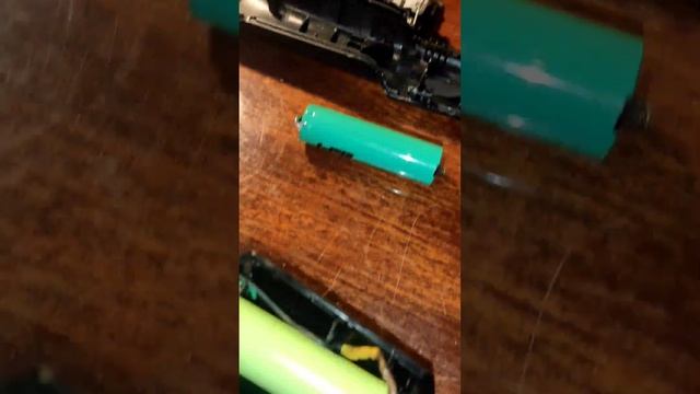 Ремонт аккумуляторной машинки для стрижки волос Philips. Замена АКБ. (video меньше минуты) смотреть онлайн