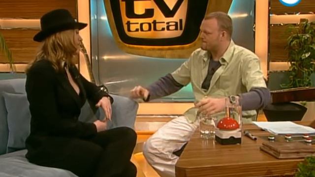 Silikon oder nicht? Stefan testet bei Ruth Moschner - TV total смотреть онлайн