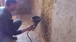 Самодельный штукатурник в работе. Набрызг.