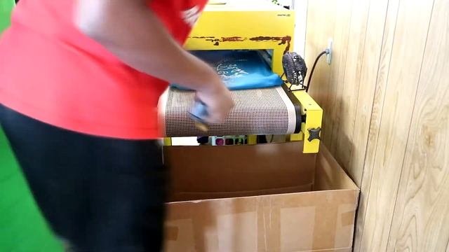 Screen Printing a Couple Small Orders While Texting смотреть онлайн