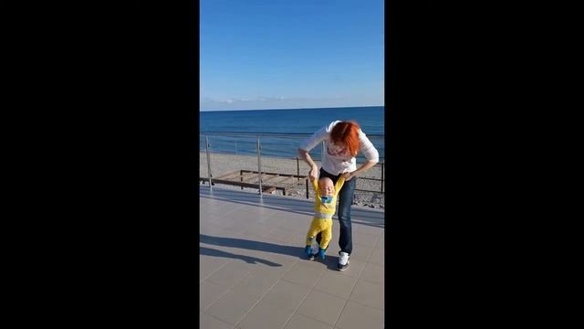 dynamic gymnastics for a baby. 8 month. Динамічна гімнастика на пляжі в Коблево #ТохаЗяба смотреть онлайн