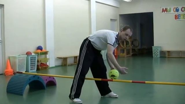 Ведение мяча с препятствием и подлезанием смотреть онлайн
